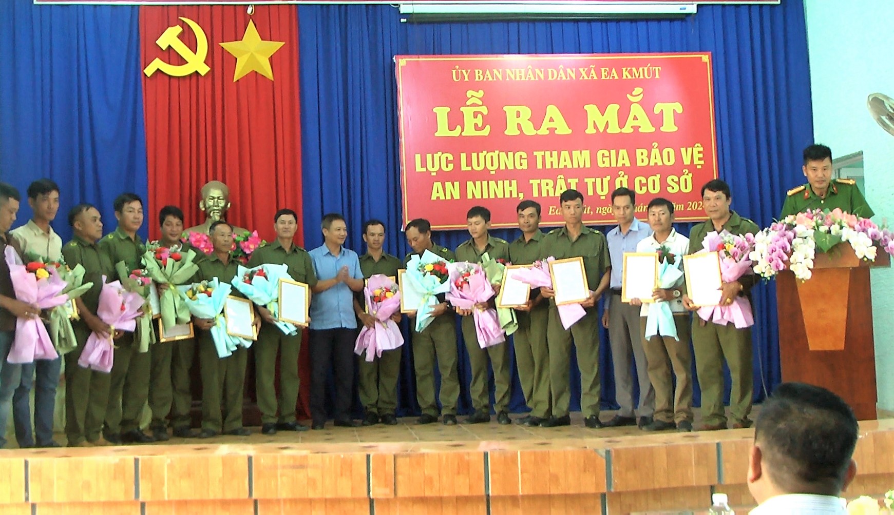 Xã Eakmút tổ chức Lễ  ra mắt lực lượng tham gia Bảo vệ An Ninh trật tự cơ sở năm 2024